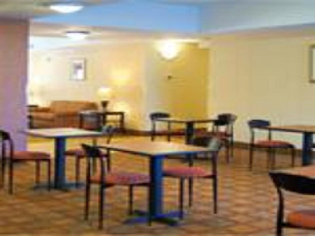 Days Inn By Wyndham Semmes Мобил Екстериор снимка