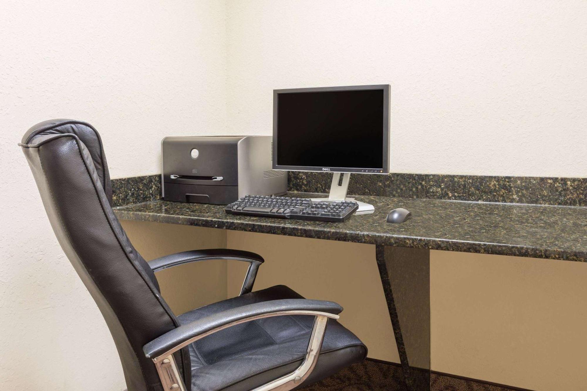 Days Inn By Wyndham Semmes Мобил Екстериор снимка