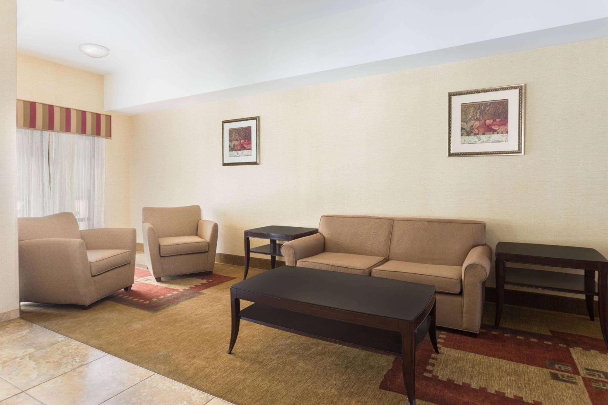 Days Inn By Wyndham Semmes Мобил Екстериор снимка