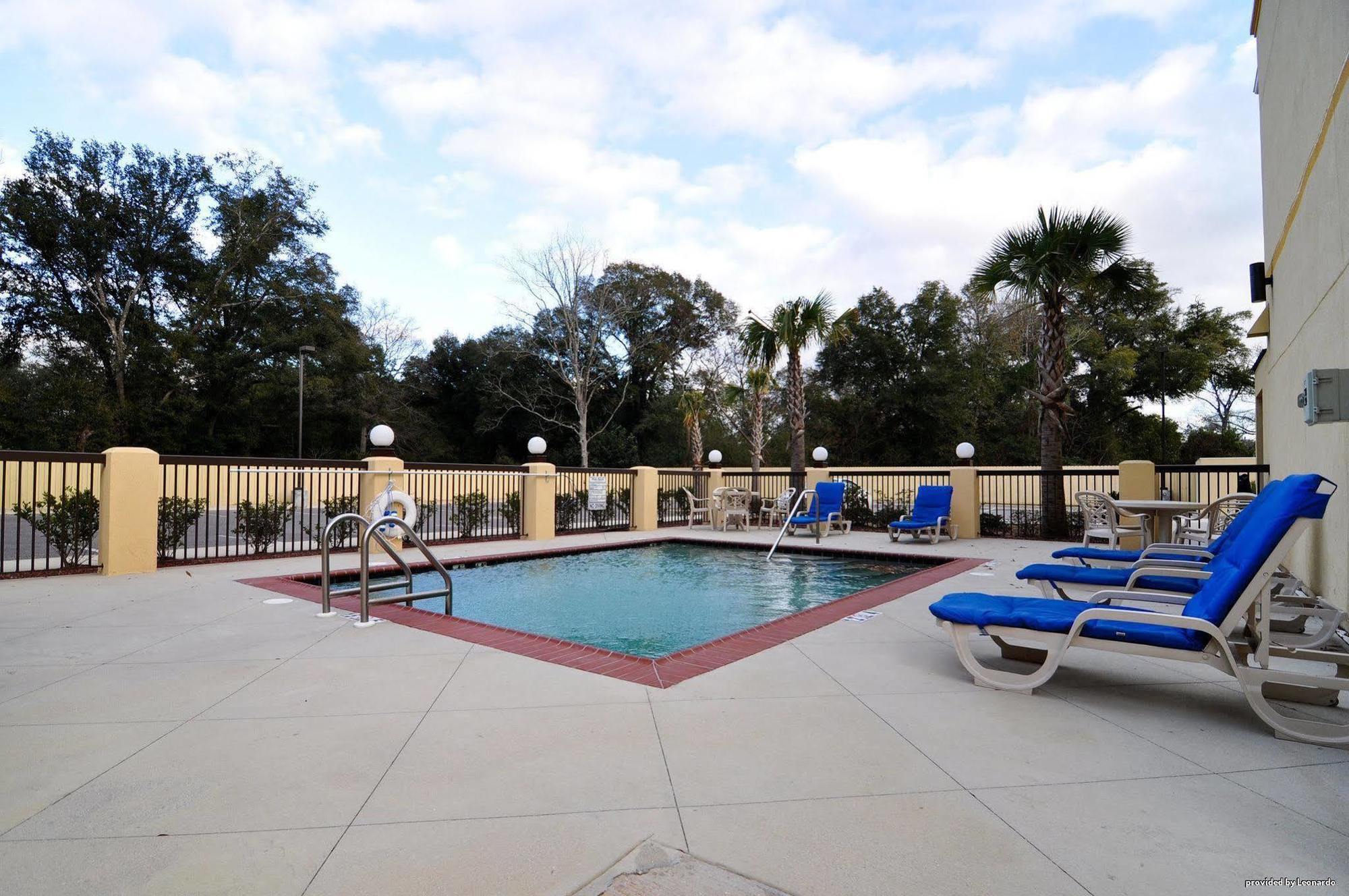 Days Inn By Wyndham Semmes Мобил Съоръжения снимка
